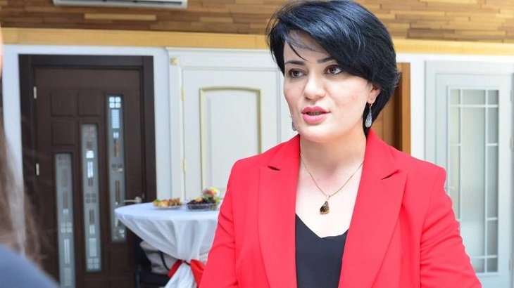 Müəllim maaş azlığına görə salonda dırnaq ustası işləyir