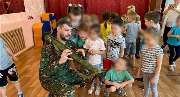 Rusiyada bağça uşaqlarına ölümcül silahlarla “vətənpərvərlik dərsi” keçirilib