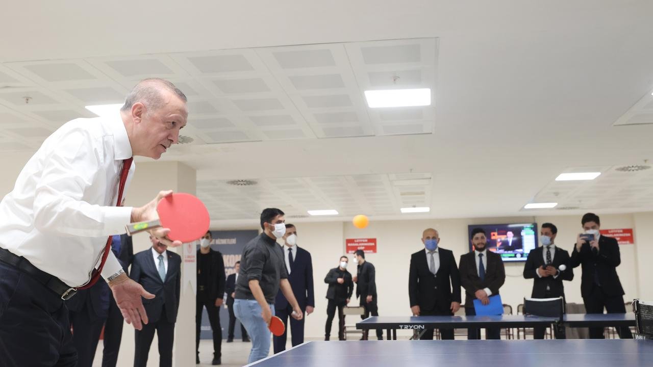 Türkiyə Prezidenti Rəcəb Tayyib  Ərdoğan tələbələrlə stolüstü tennis oynayıb.