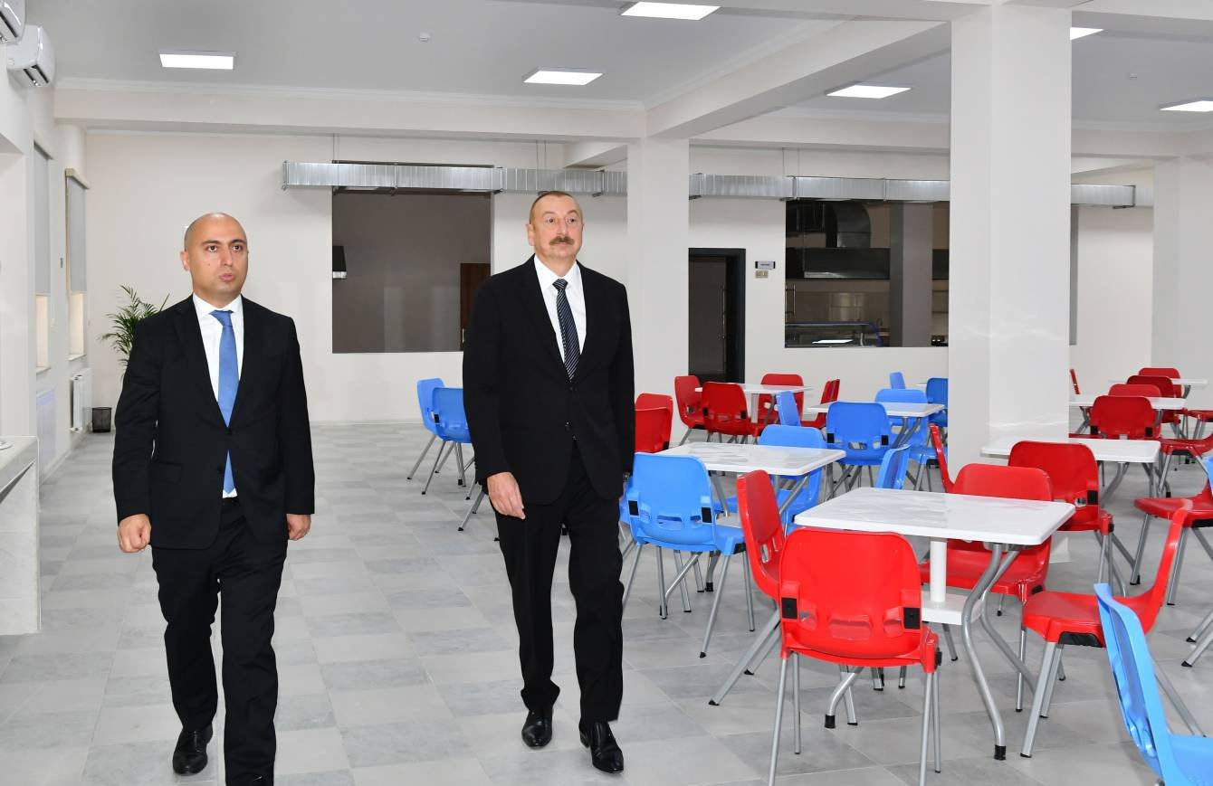 İlham Əliyev paytaxtın Binəqədi rayonunda yeni inşa olunan 335 nömrəli məktəbin açılışında iştirak edib